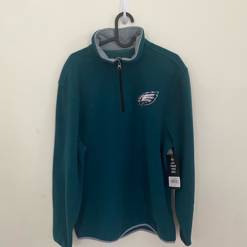 Size M Eagles Half-Zip Fleece.
